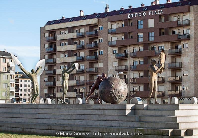 "Los cuatro elementos", conjunto escultórico de Esperanza d'Ors, escondido en el desangelado polígono de La Lastra (León). Fotografía: María Gómez / leonolvidado.es (Haz un click)